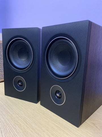 PSB - ALPHA P5 BOOKSHELF SPEAKERS DARK OAK 2ND HAND