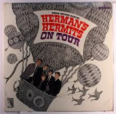 HERMANS HERMITS-ON TOUR LP VGPLUS COVER VGPLUS